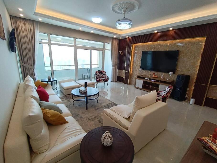 شقة فخمة وواسعة تسع عائلة كبيرة Ajman Eksteriør billede